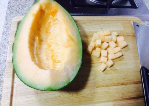 爆笑视频吃哈密瓜,爆笑视频里的甜蜜狂欢